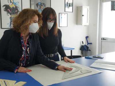 Nel frattempo entra nella stanza Cinzia, la figlia di Nunzia, che con la sorella Gabriella aiuta la mamma a gestire l�attivit�